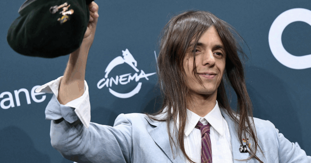 “Il Festival di Sanremo e Eurovision? La Maremma e le mie amicizie mi hanno tenuto coi piedi per terra”: Lucio Corsi pianta “La Chitarra Nella Roccia”