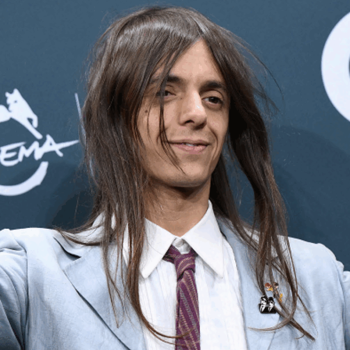 “Il Festival di Sanremo e Eurovision? La Maremma e le mie amicizie mi hanno tenuto coi piedi per terra”: Lucio Corsi pianta “La Chitarra Nella Roccia”