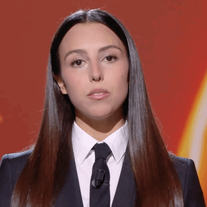 “Pubblicherò a mezzanotte le foto che ho di te nuda. Dì pure a tua madre che se non riceverò 10mila euro ti rovinerò la vita”: Jolanda Renga denuncia l’estorsione