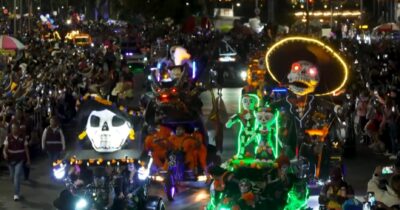 Copertina di La spettacolare sfilata per il Dìa de los muertos a Città del Messico: in testa alla processione c’è Catrina – Video