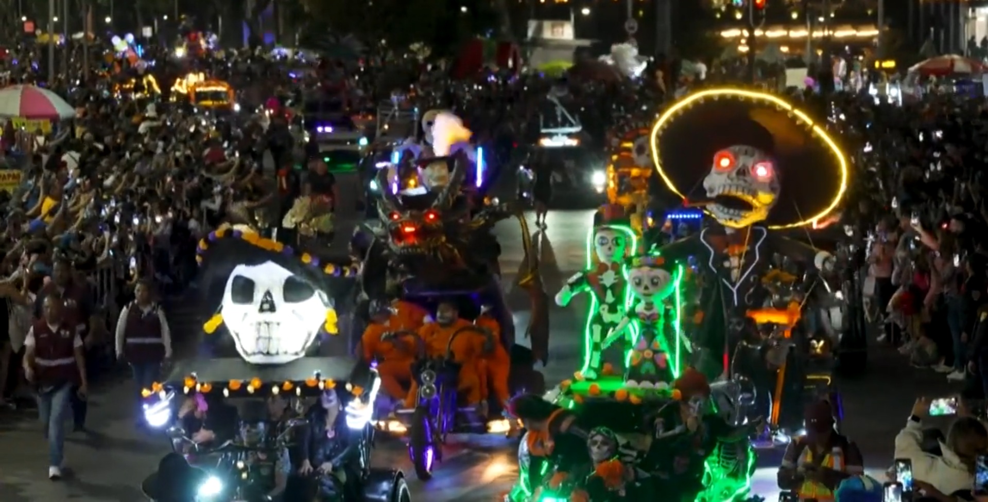 la spettacolare sfilata per il d236a de los muertos a citt224 del messico in testa alla processione c8217232 catrina 8211 video da Ilfattoquotidiano.it la spettacolare sfilata per il d236a de los muertos a citt224 del messico in testa alla processione c8217232 catrina 8211 video