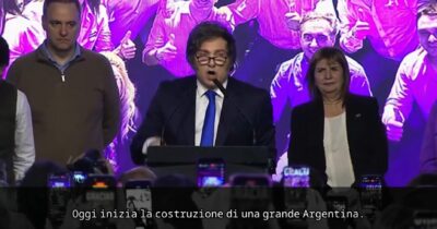 Copertina di Milei festeggia così davanti ai propri elettori: “È la svolta, ora costruiamo la grande Argentina” – Video