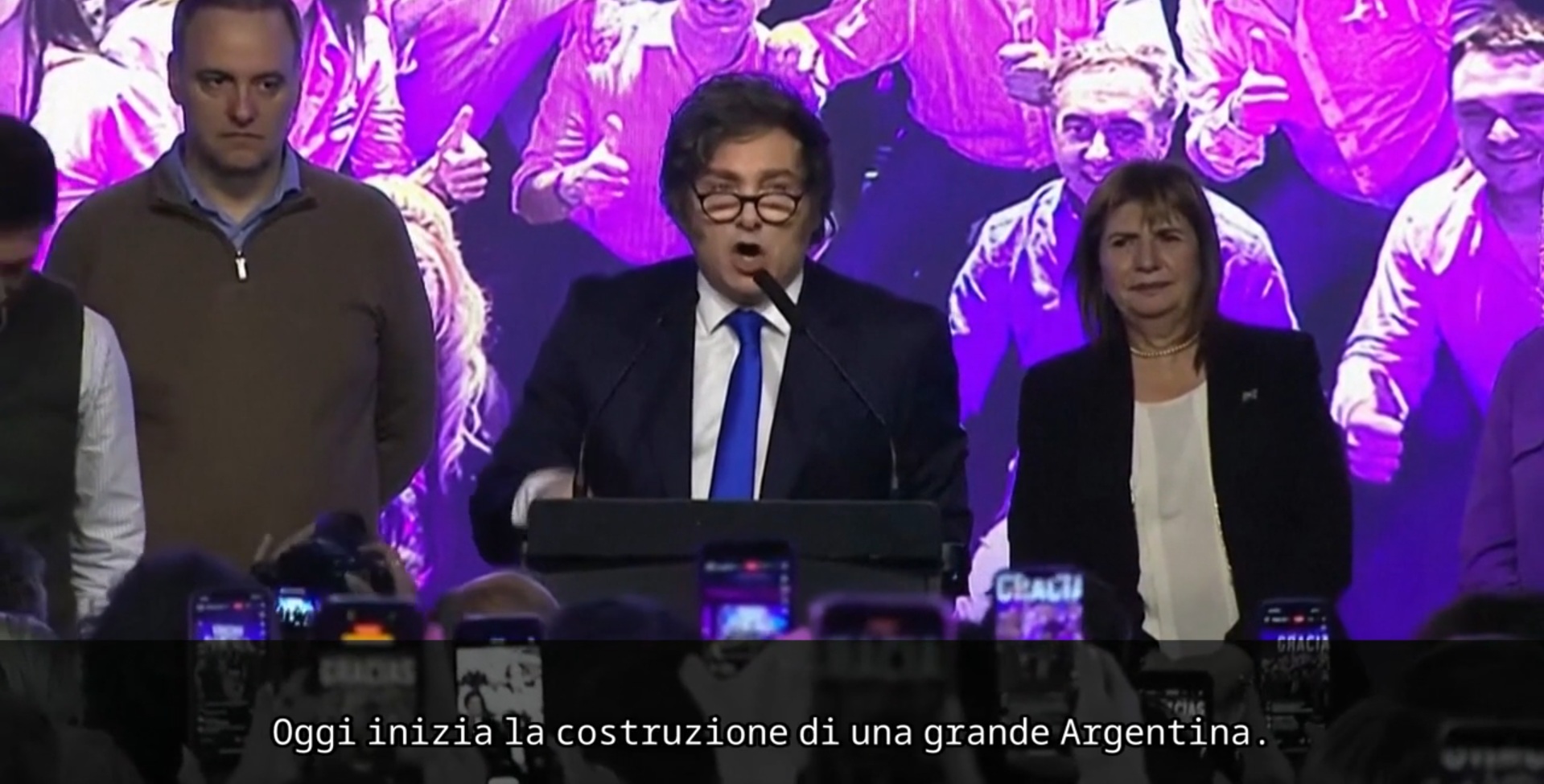 Milei festeggia così davanti ai propri elettori: “È la svolta, ora costruiamo la grande Argentina” – Video Milei festeggia così davanti ai propri elettori: “È la svolta, ora costruiamo la grande Argentina” – Video