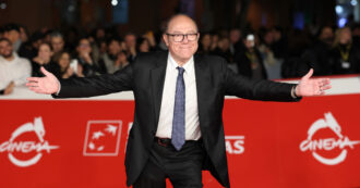 Copertina di “Non farò le scarpe al sindaco Gualtieri, partiremo dalle periferie. Quando verrà meno l’affetto del pubblico mi ritirerò”: Carlo Verdone e il compleanno in Comune