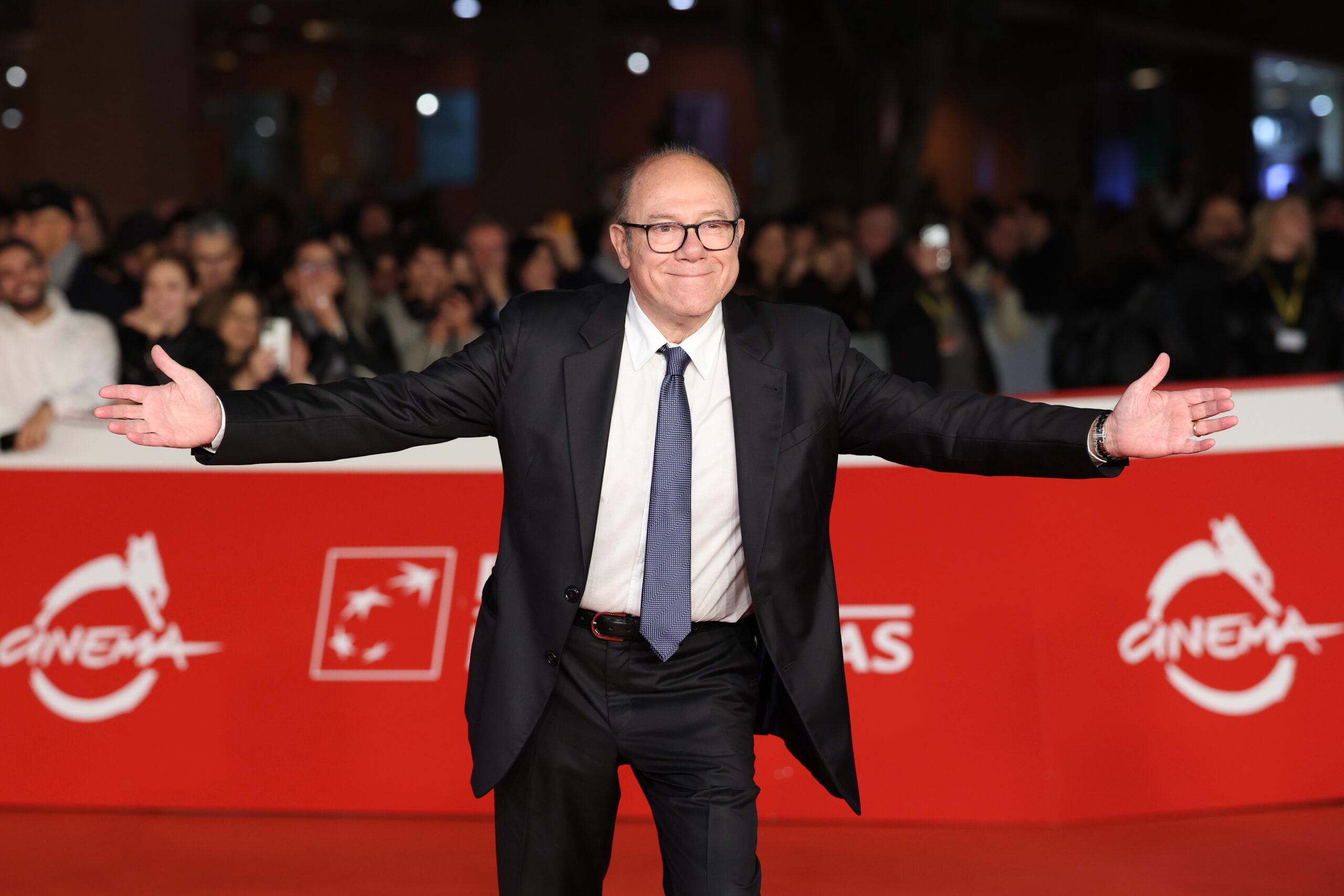 “Non farò le scarpe al sindaco Gualtieri, partiremo dalle periferie. Quando verrà meno l’affetto del pubblico mi ritirerò”: Carlo Verdone e il compleanno in Comune “Non farò le scarpe al sindaco Gualtieri, partiremo dalle periferie. Quando verrà meno l’affetto del pubblico mi ritirerò”: Carlo Verdone e il compleanno in Comune