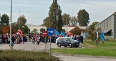 Copertina di Primo sciopero in 30 anni in Benetton: dipendenti protestano contro i tagli