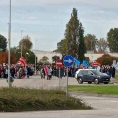 Copertina di Primo sciopero in 30 anni in Benetton: dipendenti protestano contro i tagli