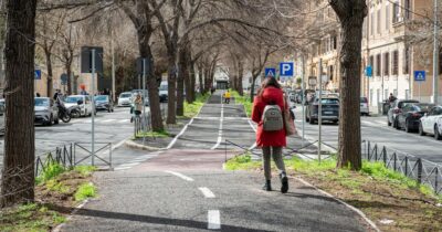 Copertina di La manovra taglia sulla mobilità sostenibile e Roma paga il prezzo più alto
