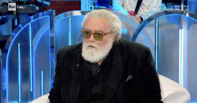 Copertina di “È stata una bastonata. Di notte mi è arrivata una chiamata dal numero di Mauro Di Francesco. Era successo”: Diego Abatantuono sul’amico scomparso