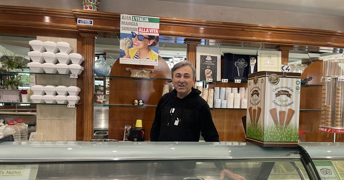 Giuseppe e il gelato a due euro nel cuore di Roma: “Mi immedesimo nelle famiglie italiane” Giuseppe e il gelato a due euro nel cuore di Roma: “Mi immedesimo nelle famiglie italiane”