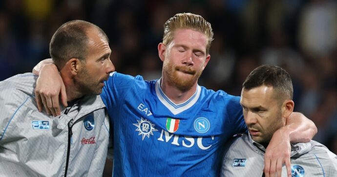 Napoli, lungo stop per De Bruyne: gli esami confermano le prime sensazioni, c’è lesione