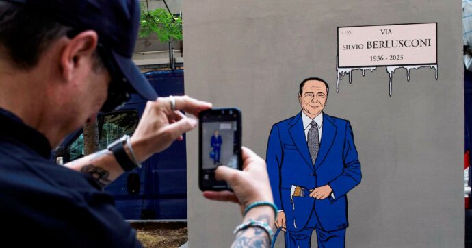 Il Silvio Fan Club cancella trent’anni di fatti e sentenze