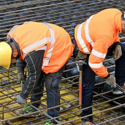 Copertina di Dl Sicurezza, aiuti solo alle imprese virtuose. Non ci sono i fondi in più promessi da Meloni il Primo Maggio