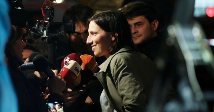 Troppo di sinistra il Pd? Elly Schlein si guardi bene dal fuoco amico