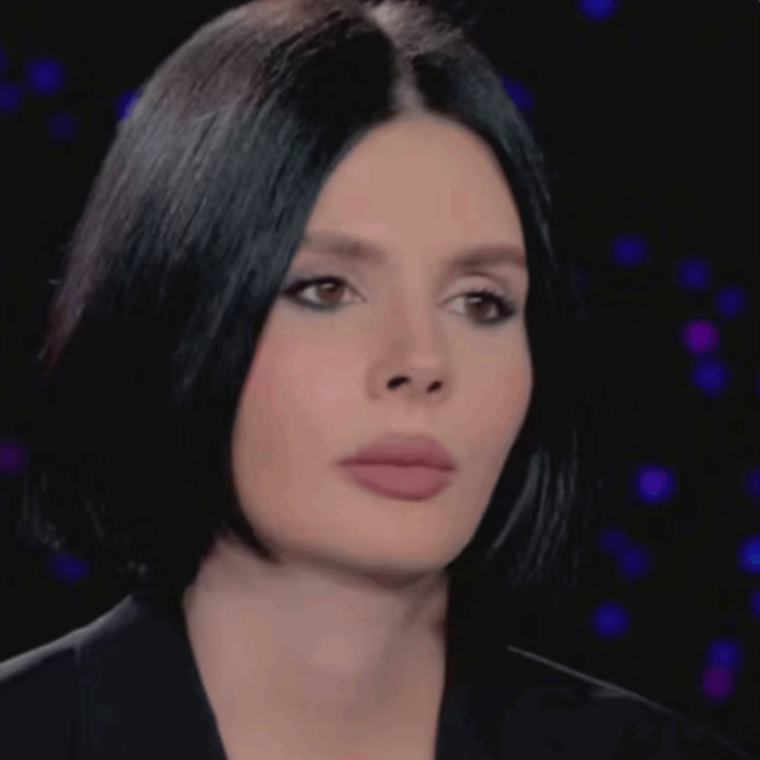 Vittorio Sgarbi in tribunale per l’udienza sul tutore legale. La gente grida “vergogna” alla figlia Evelina