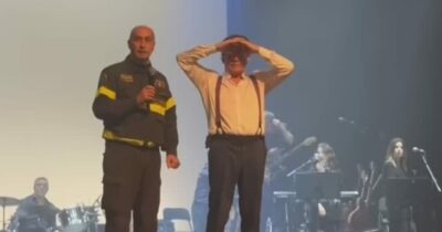 Copertina di “C’è stato un terremoto di magnitudo 4, dobbiamo sospendere lo show”: panico al concerto di Massimo Ranieri, vigile del fuoco sale sul palco e fa evacuare il pubblico