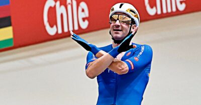 Copertina di “Un’altra decima per l’Italia”: Vannacci si appropria della foto di Elia Viviani, ma dietro quell’esultanza c’è un’impresa storica