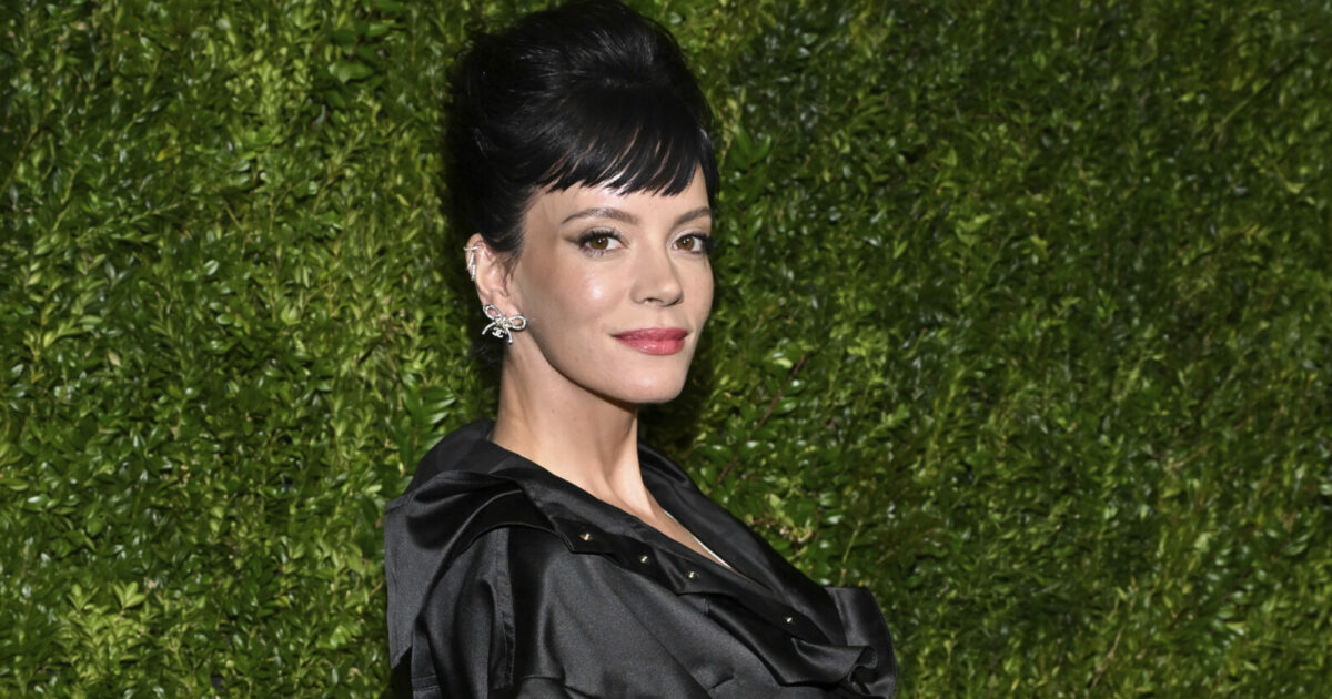 “Ho difficoltà economiche per il divorzio. Ho dovuto fare un disco per soldi e mantenere due figli. Il mio ex marito? Era infedele”: Lily Allen vuota il sacco