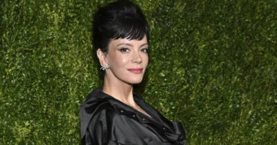 Copertina di “Ho difficoltà economiche per il divorzio. Ho dovuto fare un disco per soldi e mantenere due figli. Il mio ex marito? Era infedele”: Lily Allen vuota il sacco