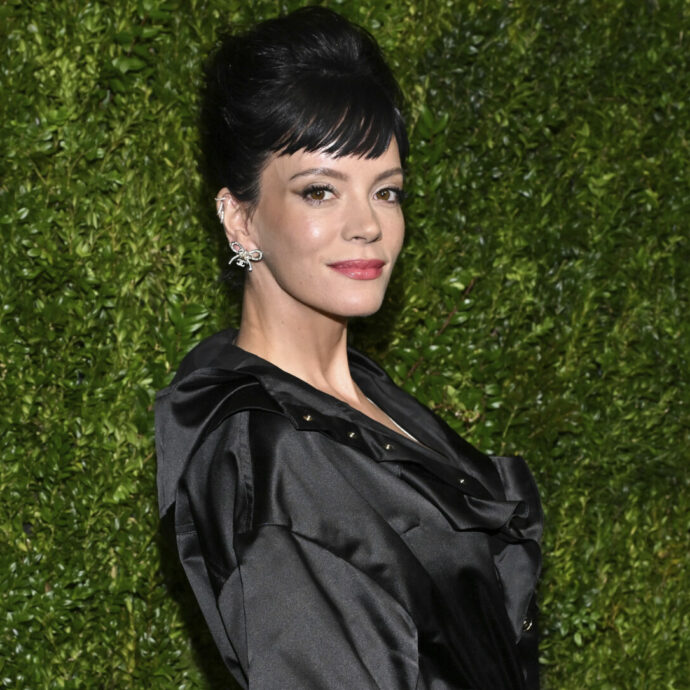 “Ho difficoltà economiche per il divorzio. Ho dovuto fare un disco per soldi e mantenere due figli. Il mio ex marito? Era infedele”: Lily Allen vuota il sacco