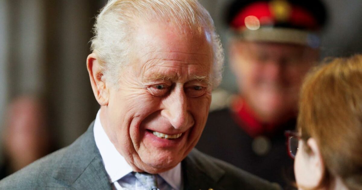 da quanto tempo lo sapevi re carlo contestato fuori dalla chiesa dopo la la foto choc di weinstein epstein e ghislaine maxwell a una festa nel castello di windsor da Ilfattoquotidiano.it da quanto tempo lo sapevi re carlo contestato fuori dalla chiesa dopo la la foto choc di weinstein epstein e ghislaine maxwell a una festa nel castello di windsor