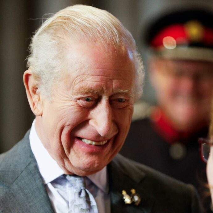 “Da quanto tempo lo sapevi”: Re Carlo contestato fuori dalla chiesa dopo la la foto choc di Weinstein, Epstein e Ghislaine Maxwell a una festa nel castello di Windsor