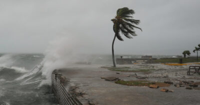 Copertina di Giamaica, l’uragano Melissa tocca terra: venti a 300 all’ora, a Cuba 600mila evacuati. Finora sette vittime