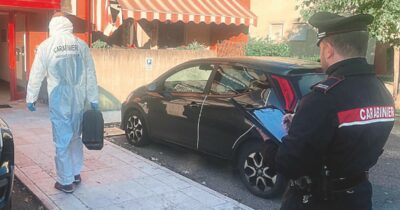 Copertina di Uccide la ex con un “numero smisurato di coltellate”: si era levato il braccialetto