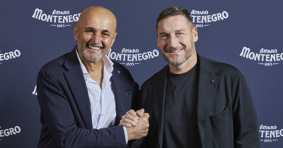 Copertina di Spalletti verso la Juve, Totti scherza e conferma: “Sono un bel binomio. Ma ancora non si sa, magari trova il casello chiuso” | Video