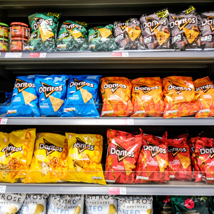 Il sistema d’Intelligenza Artificiale di una scuola scambia un pacchetto di patatine per un pistola, minorenne immobilizzato: “Mi hanno intimato ‘Inginocchiati a terra!’ e io ho pensato ‘Cosa?'”