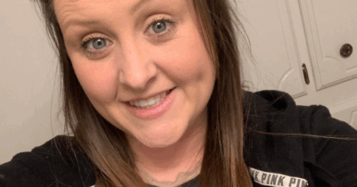 Copertina di Beve un margarita con dentro un detergente industriale e muore a 30 anni. La mamma: “Si era accorta subito che qualcosa non andava e la sua bocca era in fiamme”