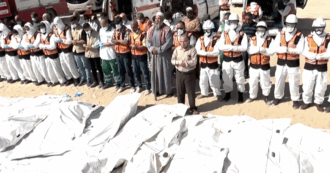 Gaza, 41 corpi senza nome consegnati da Israele sepolti in una fossa comune