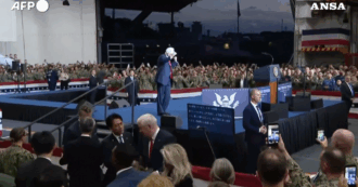 Copertina di Trump balla (di nuovo) sulle note di YMCA: questa volta lo fa sulla portaerei George Washingon a sudovest di Tokyo