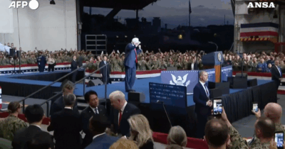 Copertina di Trump balla (di nuovo) sulle note di YMCA: questa volta lo fa sulla portaerei George Washingon a sudovest di Tokyo