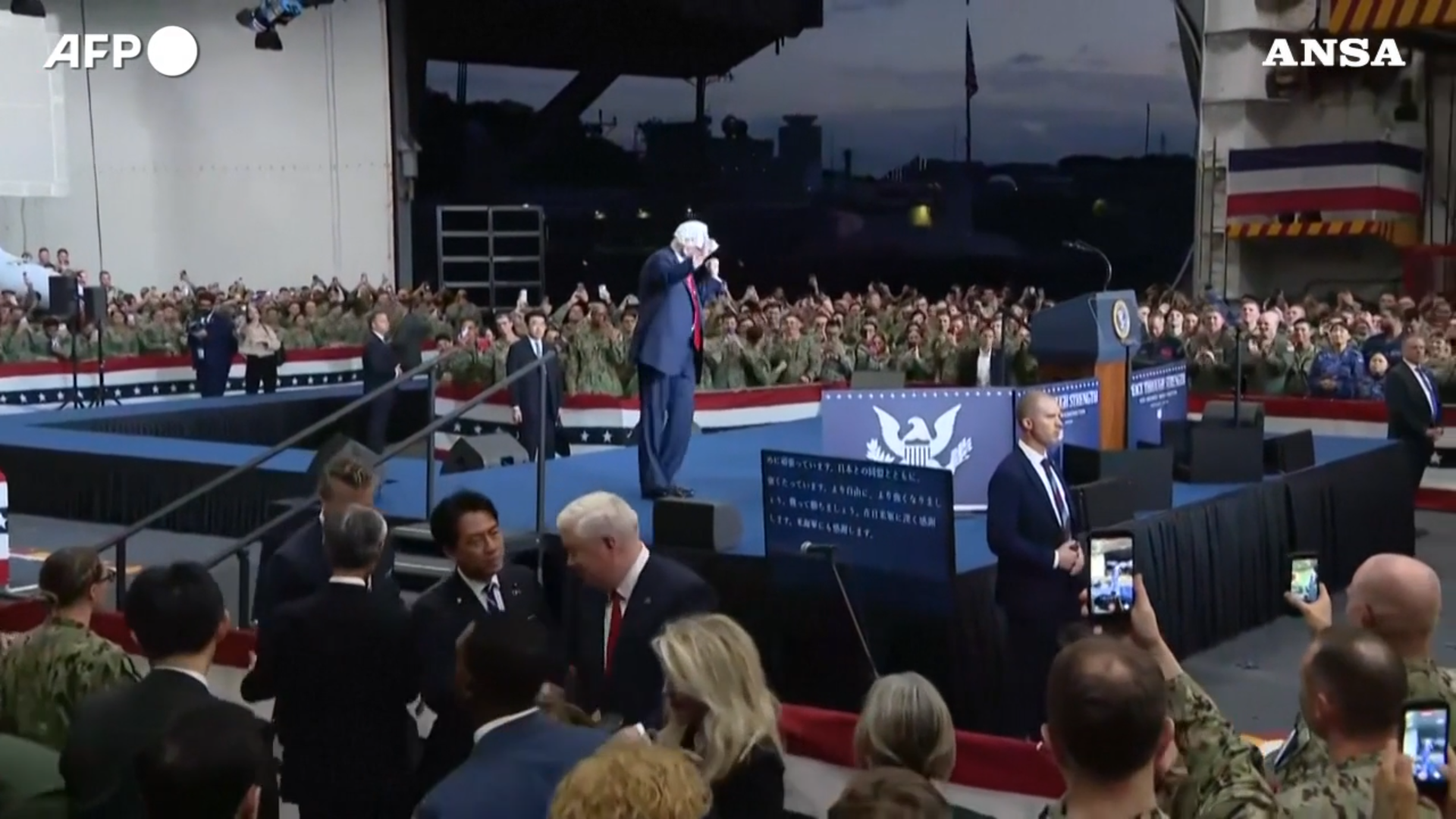 Trump balla (di nuovo) sulle note di YMCA: questa volta lo fa sulla portaerei George Washingon a sudovest di Tokyo Trump balla (di nuovo) sulle note di YMCA: questa volta lo fa sulla portaerei George Washingon a sudovest di Tokyo