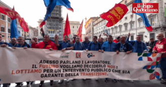 Copertina di Ex Ilva, presidio di lavoratori e sindacati a Palazzo Chigi: “Il governo brancola nella nebbia, rischio chiusura totale”