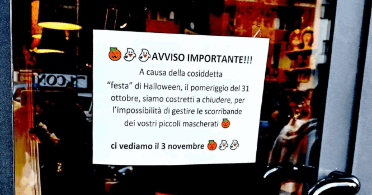 “Costretti a chiudere per colpa dei bimbi mascherati per Halloween. L’anno scorso mi hanno graffiato le mani per prendere le caramelle”. Il cartello scatena le polemiche