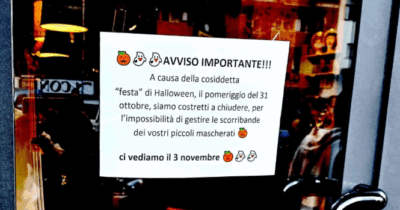 Copertina di “Costretti a chiudere per colpa dei bimbi mascherati per Halloween. L’anno scorso mi hanno graffiato le mani per prendere le caramelle”. Il cartello scatena le polemiche