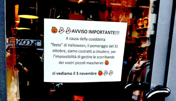 “Costretti a chiudere per colpa dei bimbi mascherati per Halloween. L’anno scorso mi hanno graffiato le mani per prendere le caramelle”. Il cartello scatena le polemiche “Costretti a chiudere per colpa dei bimbi mascherati per Halloween. L’anno scorso mi hanno graffiato le mani per prendere le caramelle”. Il cartello scatena le polemiche