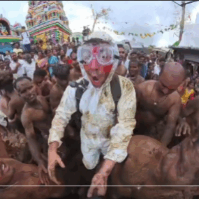 “Ho partecipato al festival del lancio della cacca, è stata l’esperienza più schifosa della mia vita”: il racconto dello youtuber Tyler Oliveira scatena una bufera diplomatica