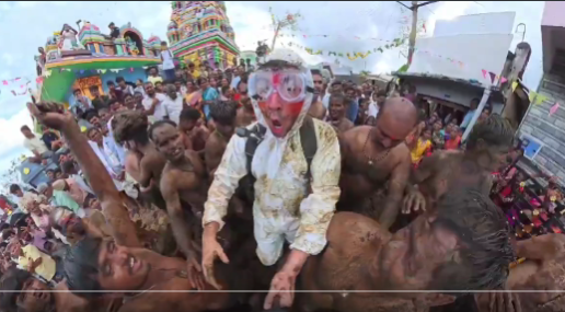 “Ho partecipato al festival del lancio della cacca, è stata l’esperienza più schifosa della mia vita”: il racconto dello youtuber Tyler Oliveira scatena una bufera diplomatica “Ho partecipato al festival del lancio della cacca, è stata l’esperienza più schifosa della mia vita”: il racconto dello youtuber Tyler Oliveira scatena una bufera diplomatica