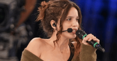 Copertina di “Non mi sento bene, non mi sto piacendo. Ho un problema di adattamento da sempre, sto bene solo al mare”: la cantante Penelope lascia Amici 25