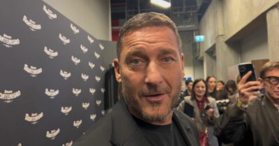 Copertina di Juve, Totti: “Io nello staff di Spalletti? Vuoi sapere troppo”. Poi arriva l’ex ct e scherza: “Ho solo detto che non ti faccio da secondo” | Video