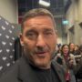Copertina di Totti: “Io nello staff di Spalletti? Vuoi sapere troppo”. Poi arriva l’ex ct e scappa la battuta | Video