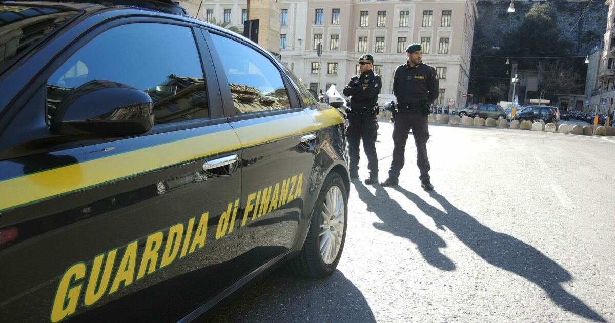 Dalla frode fiscale al riciclaggio: la Finanza scopre un’organizzazione romano cinese. Indagate 123 persone Dalla frode fiscale al riciclaggio: la Finanza scopre un’organizzazione romano cinese. Indagate 123 persone