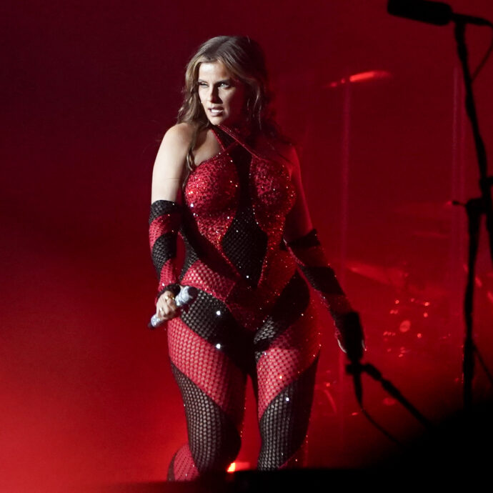 “Mi allontano dalla musica e dal palco per seguire altri progetti creativi”: Nelly Furtado saluta i fan, dopo essere stata vittima di body shaming per mesi