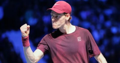 Copertina di Sinner si sbarazza di Zizou Bergs in due set: l’azzurro avanza agli ottavi di finale del torneo parigino. Sfiderà Cerundolo