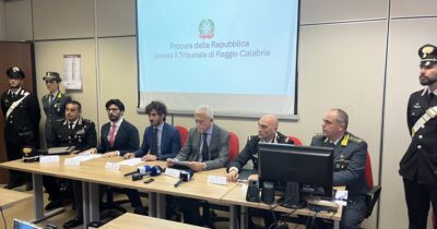 Copertina di Calcioscommesse, arbitri corrotti: rigori inesistenti e rossi per falsare i risultati. Tra i 5 arrestati anche un direttore di gara