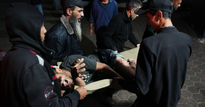 Gaza, oltre 100 morti nei raid israeliani: 46 sono minori. L’esercito ripristina il cessate il fuoco ma poi attacca ancora la Striscia