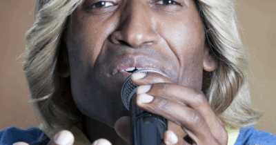 Copertina di “Eravamo sei fratelli costretti rubare cibo, mia madre non poteva curarci. Poi ho scoperto Nino D’Angelo e sono diventato Nino Nero, Paolo Bonolis mi ha scelto”: il racconto di Reginaldo Carrino